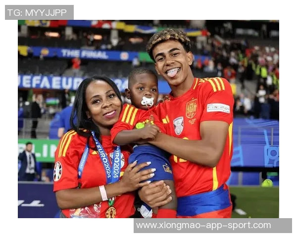 费尔明与佩德里庆祝西超杯夺冠合影分享助攻喜悦与冠军荣耀 费尔明与佩德里庆祝西超杯夺冠合影分享助攻喜悦与冠军荣耀